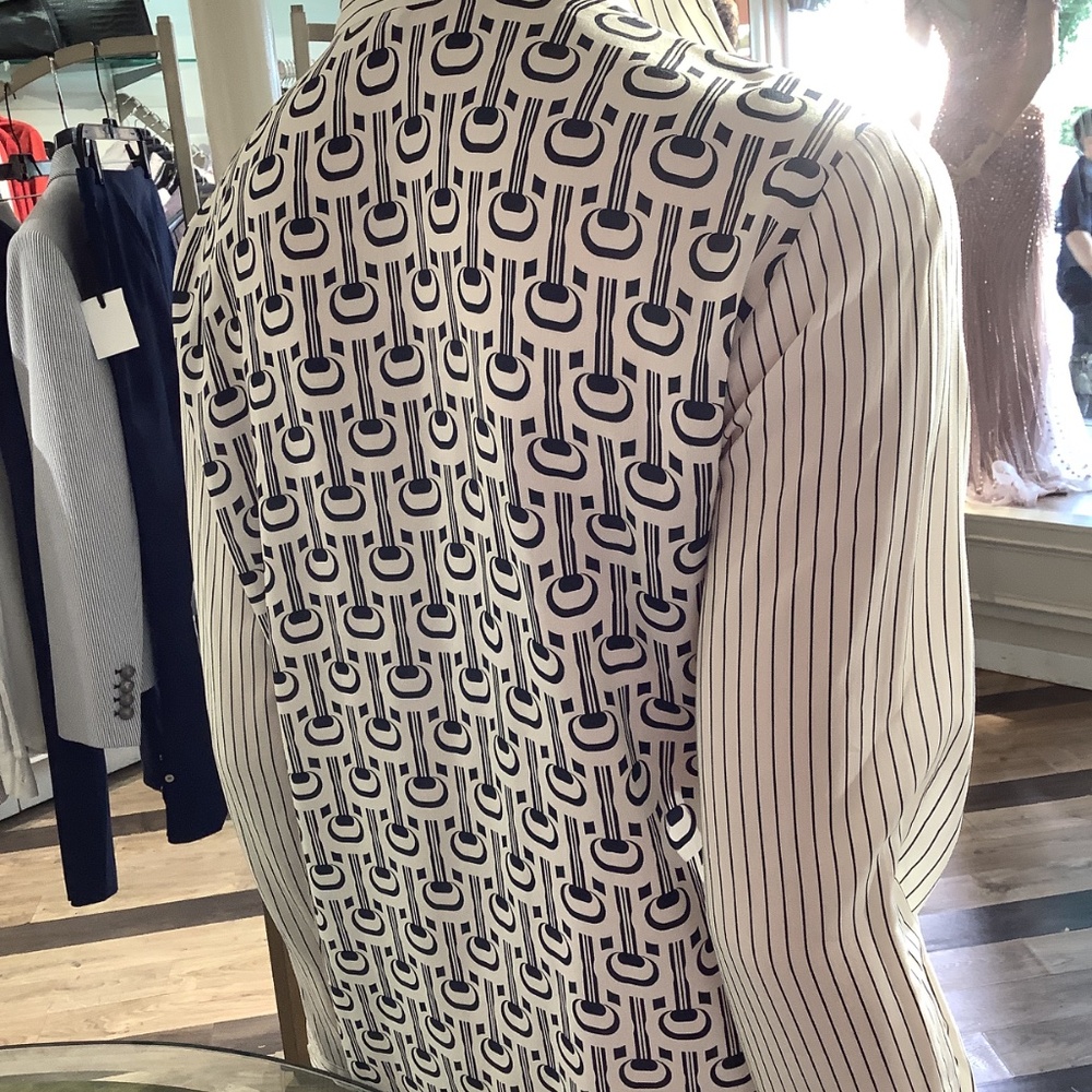 Gorgeous Italian long sleeve blouse. Pinstripe & print crème and or navy - Picture 5 of 9